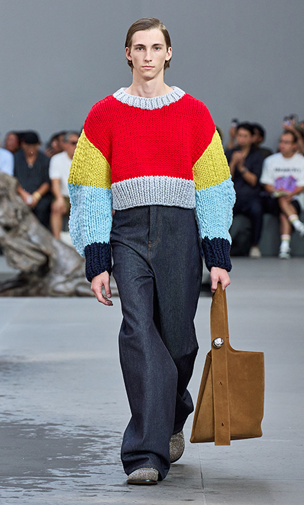 تصميم جريئة وغير مألوفة من LOEWE لموسم ربيع وصيف 2024